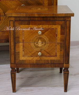 Comodino in legno massiccio con intarsi in stile neoclassico Maggiolini produzione artigianale italiana